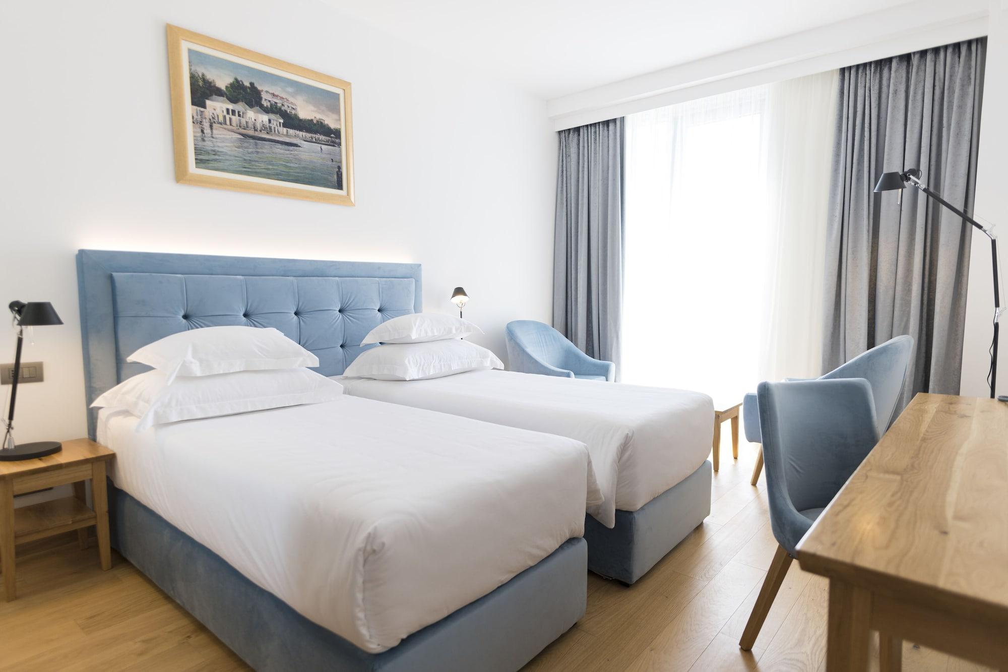 Hotel Miramare Crikvenica Bagian luar foto A room at the hotel