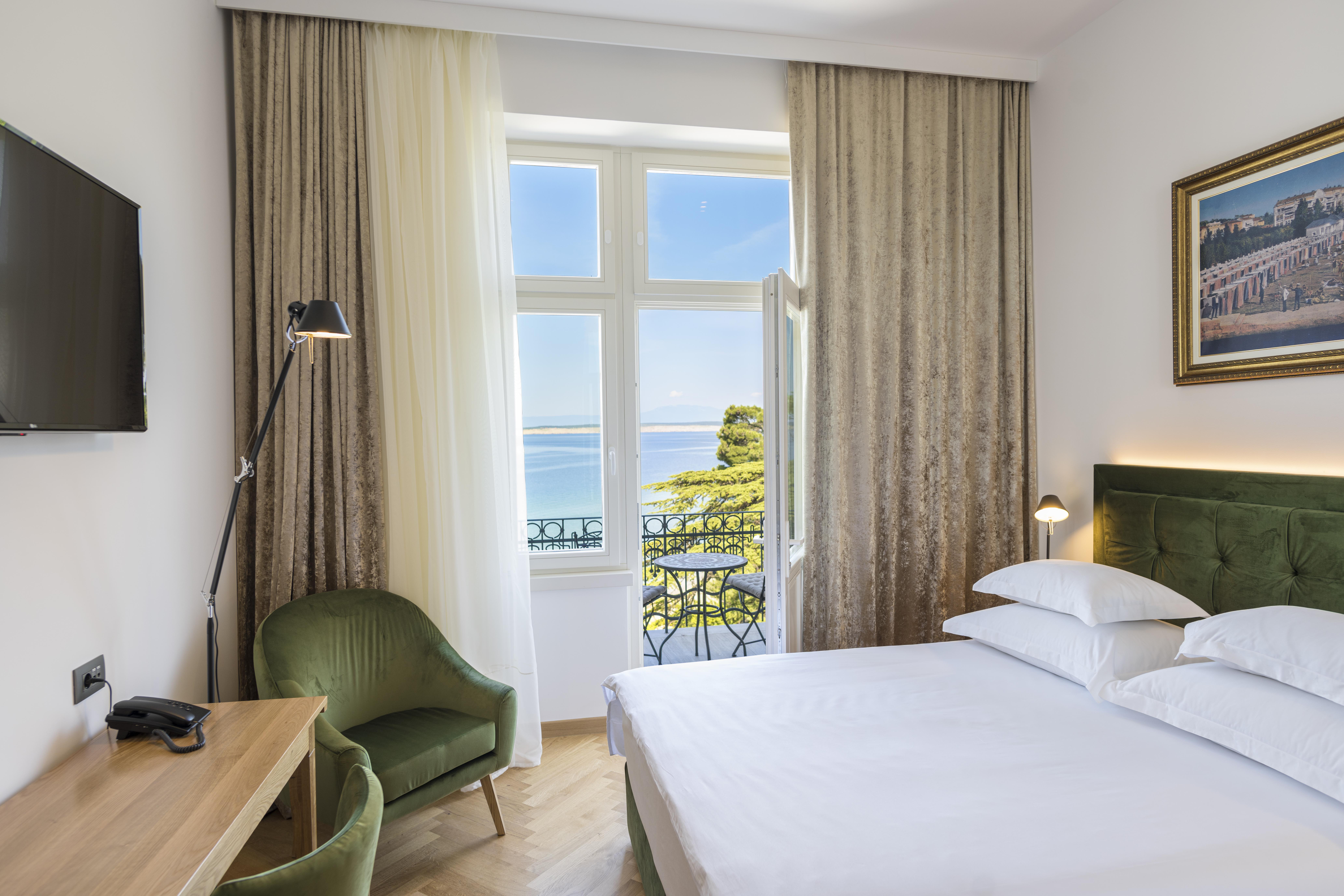 Hotel Miramare Crikvenica Bagian luar foto A room at the hotel