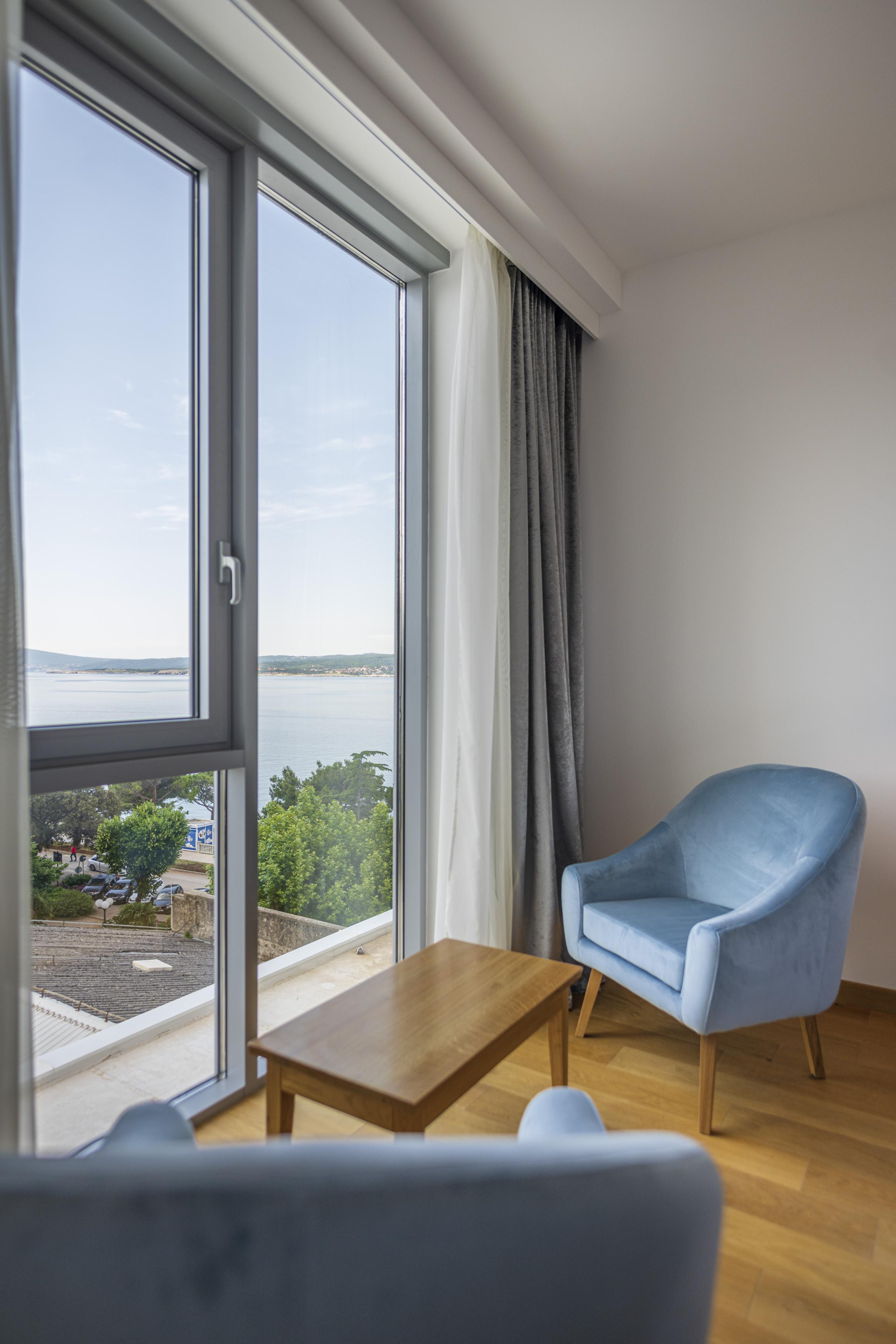 Hotel Miramare Crikvenica Bagian luar foto A room at the hotel