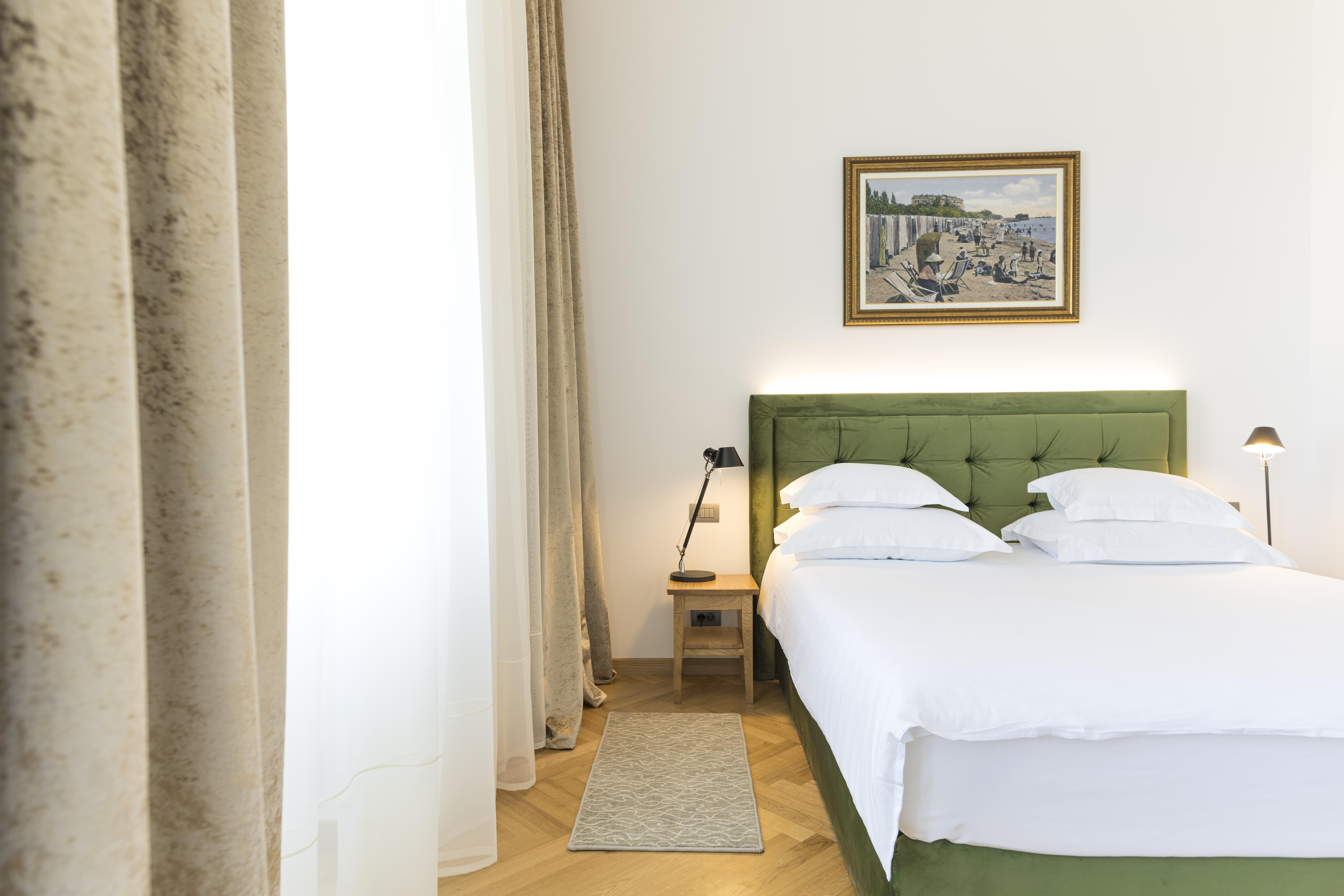 Hotel Miramare Crikvenica Bagian luar foto A room at the hotel