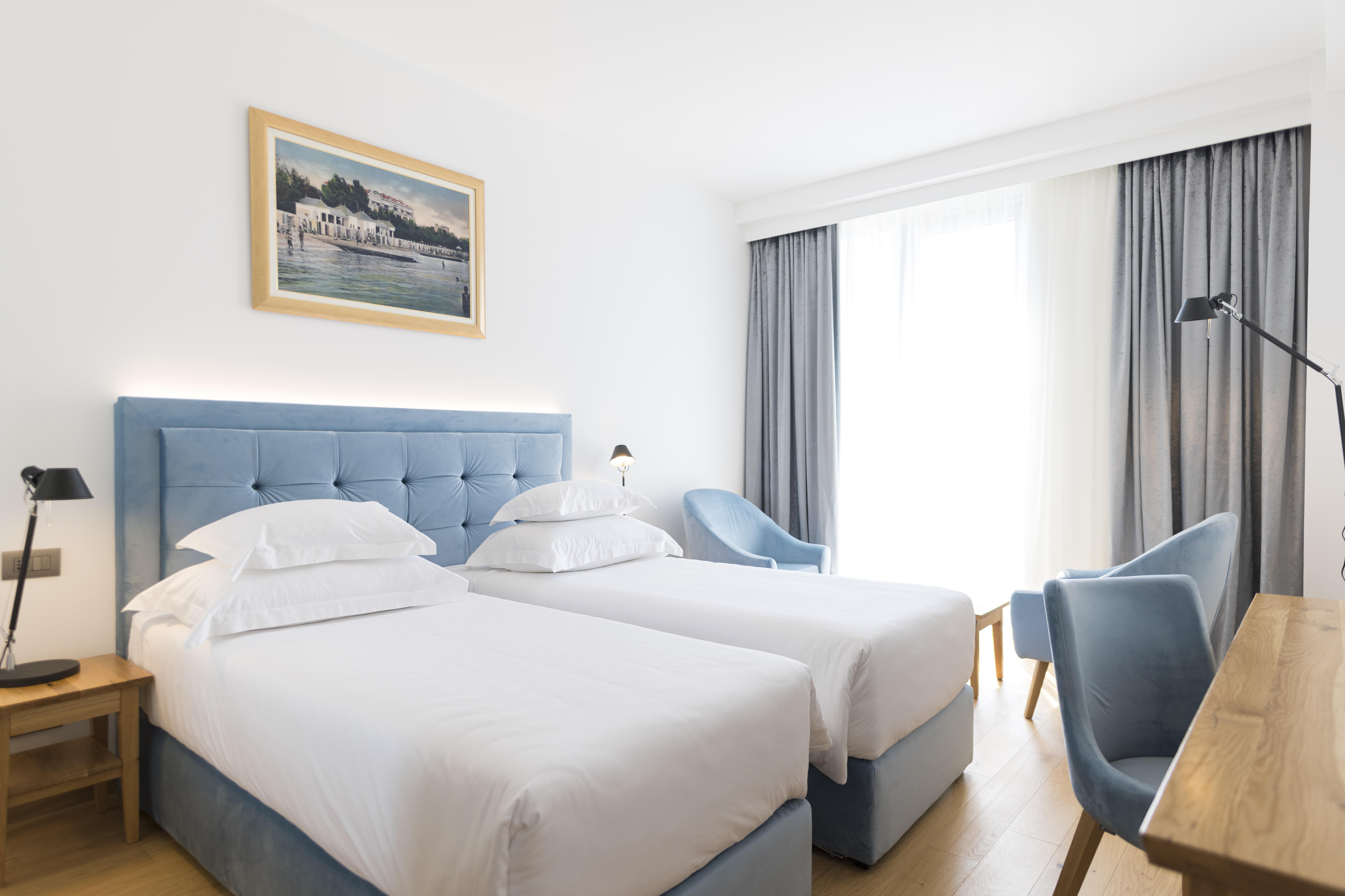 Hotel Miramare Crikvenica Bagian luar foto A room at the hotel
