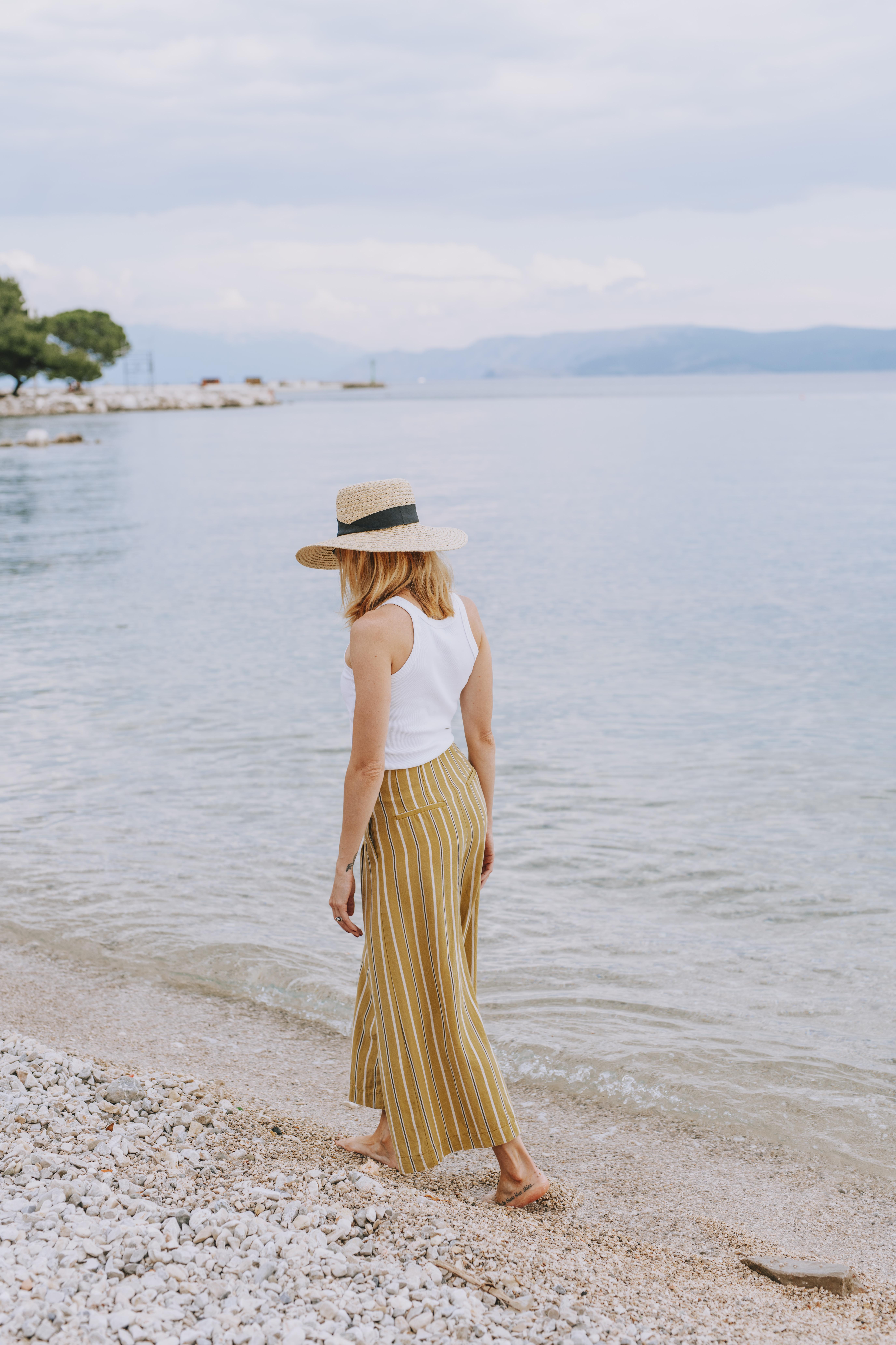 Hotel Miramare Crikvenica Bagian luar foto A woman wearing a sun hat