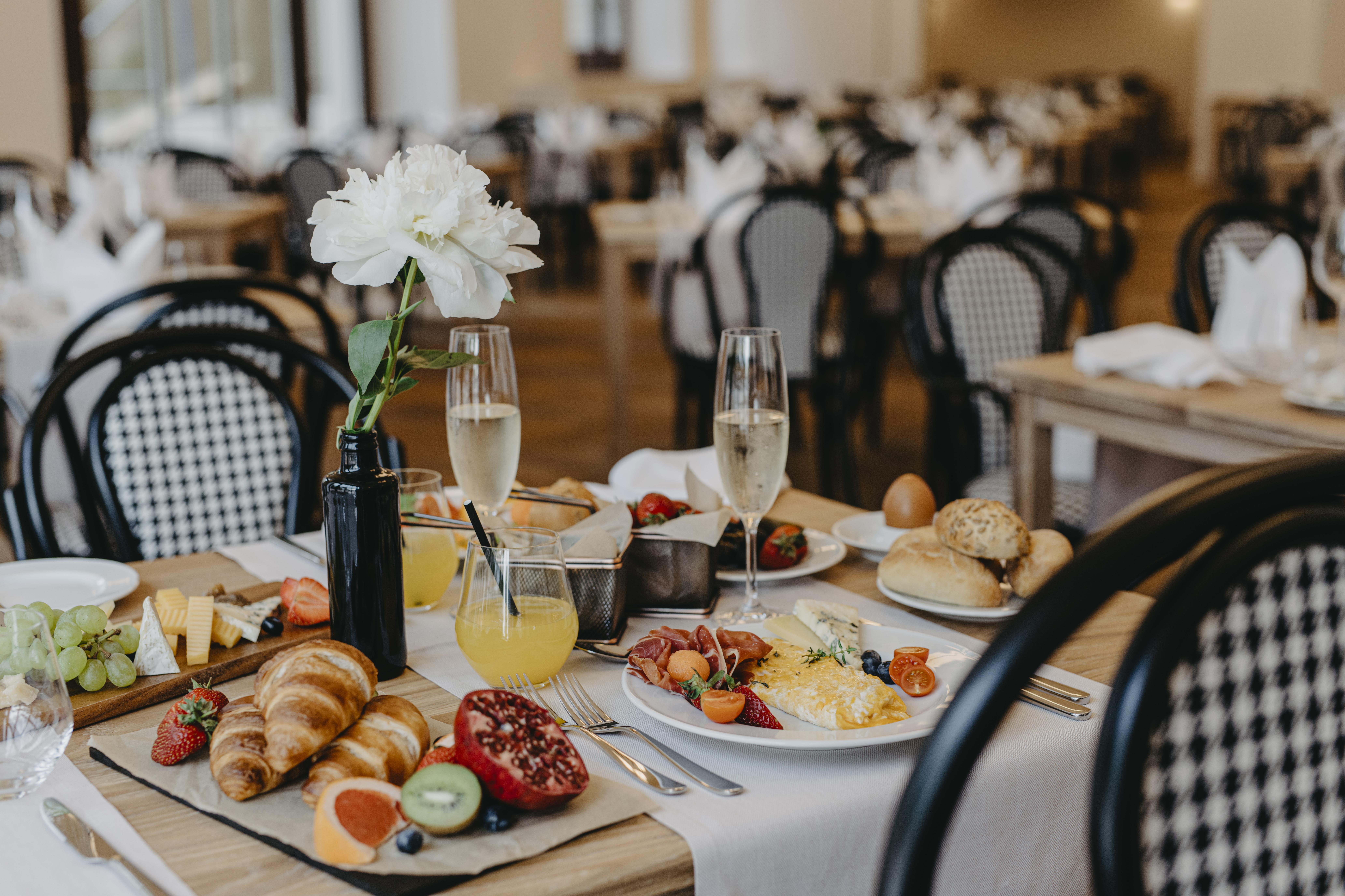 Hotel Miramare Crikvenica Bagian luar foto Breakfast at the Hotel