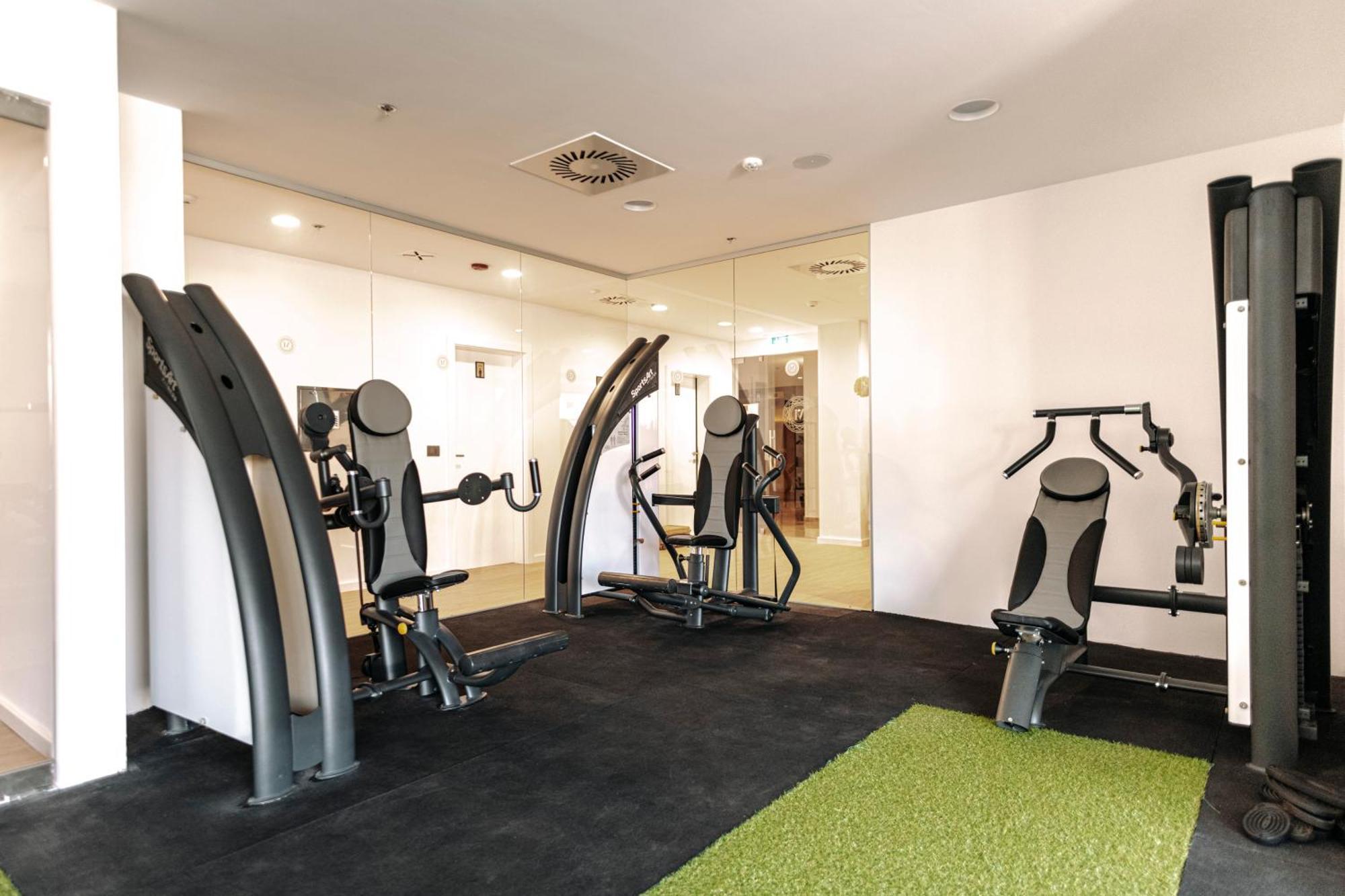 Hotel Miramare Crikvenica Bagian luar foto The gym at the hotel